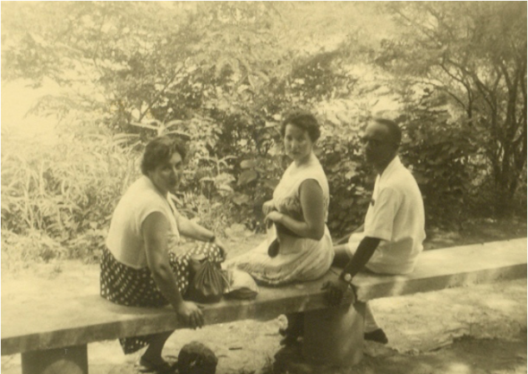 Amílcar Cabral, Maria Helena e Clara Schwarz na estrada de regresso de Dakar para Bissau em 1954