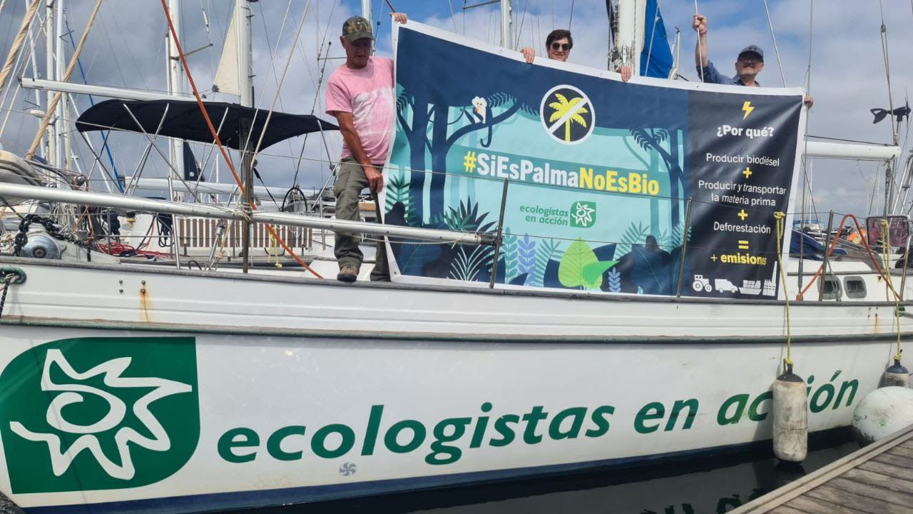 Acción de protesta en una refinería de CEPSA: activistas piden el abandono del aceite de palma para biocombustibles