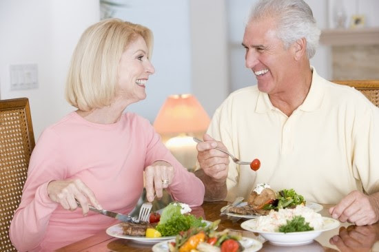 Nếu nhà bạn có người cao tuổi, nhắc họ tuyệt đối không làm 8 việc hại sức khoẻ này - Ảnh 2.