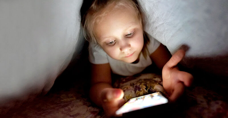 ‘Uncontrolled Experiment’: How Smart Devices Are Damaging Kids’ Brains Smart-devices-damage-kids-brains-feature-800x417