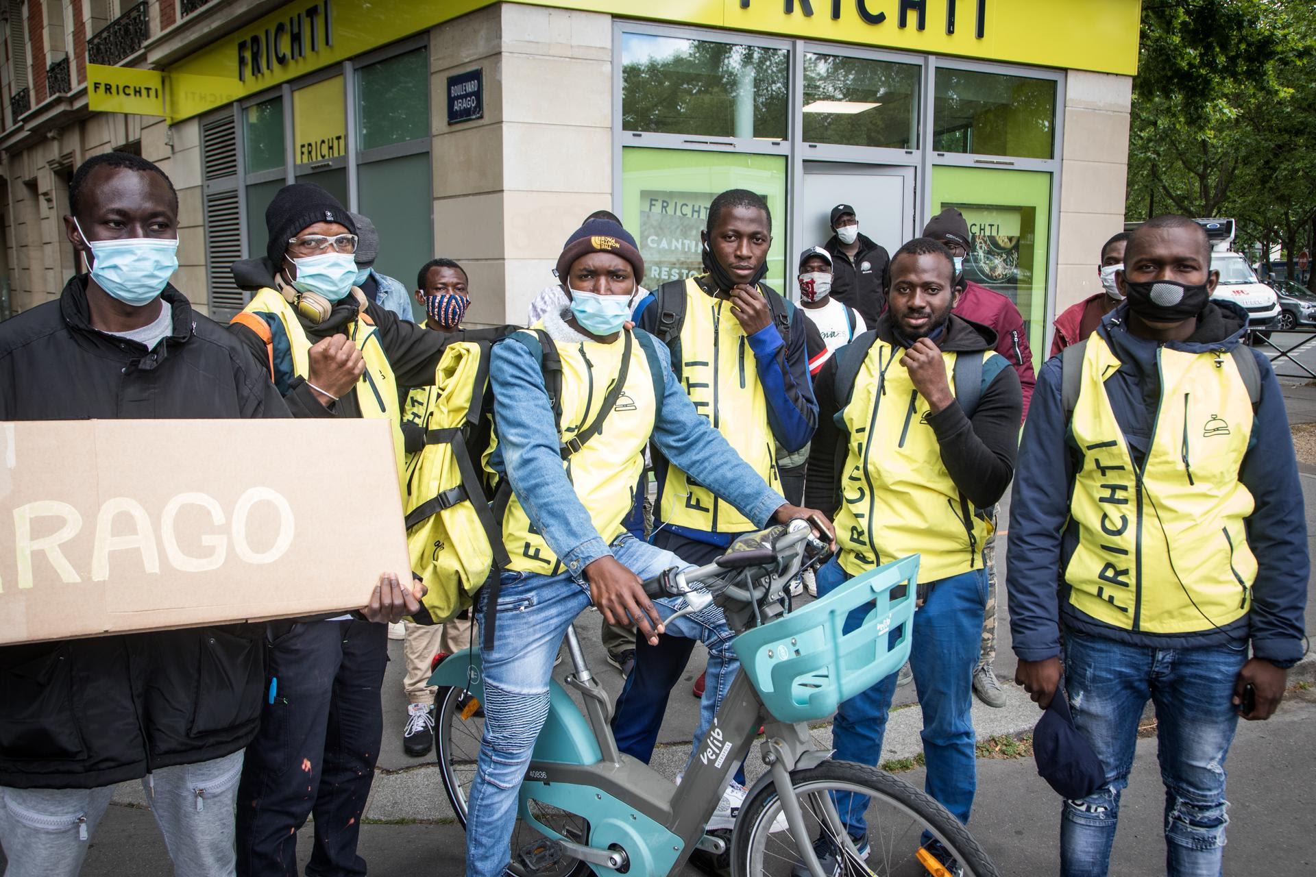 Mamadou Nassokho, sénégalais, 26 ans, est livreur Frichti. Ici, lors d’une mobilisation devant le site Arago de la plate-forme, pour demander une régularisation, à Paris (14e).