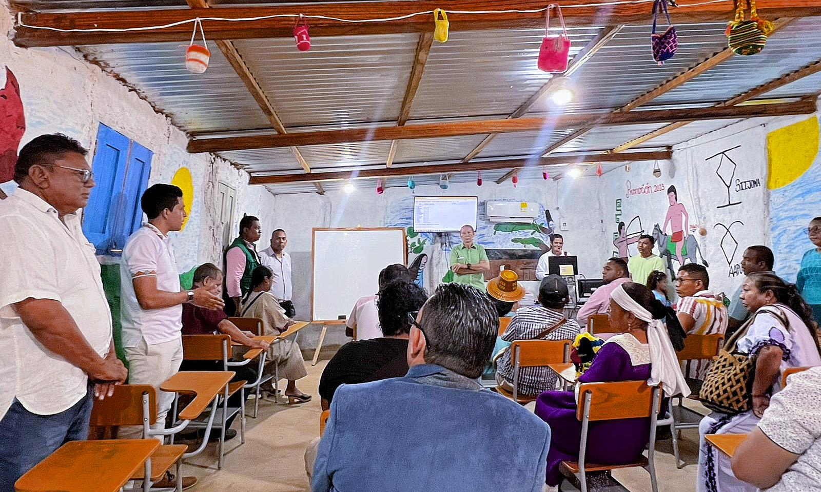 Presentación del aula a la comunidad Majayutpana y a docentes y administrativos de Uniguajira