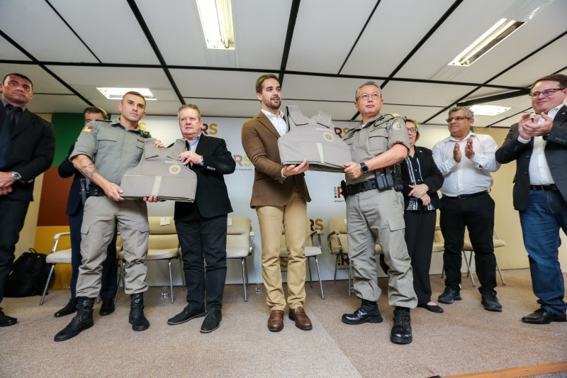 Entrega de viaturas da Brigada Militar e assinatura do decreto que institui a Operação Verão RS 2020