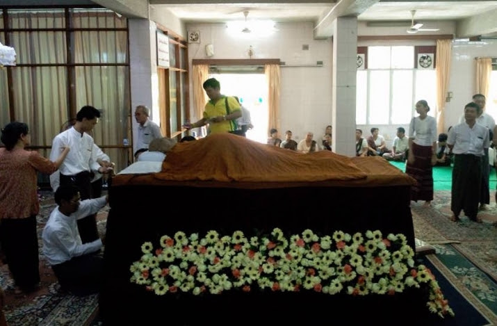 Students and followers pay their respects. From Panditarama Shwe Taung Gong Sasana Yeik Facebook