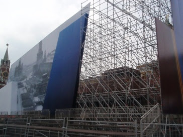 Delante del mausoleo de Lenin en la Plaza Roja se levanta una estructura que lo tapa para que las tropas no pasen delante suya durante el desfile