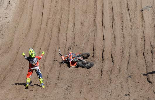 Antonio Cairoli esulta a fine gara