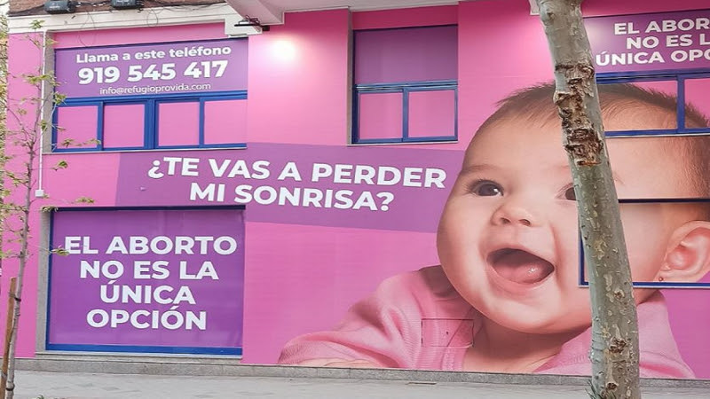 ＂Sede local del acoso＂: la primera clínica acreditada en España para abortar, contra el ＂refugio provida＂ que 'Hazte Oír' ha abierto enfrente