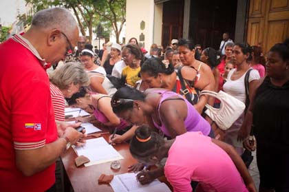 ¡Viva Venezuela! y ¡Deroguen el decreto! son frases que repiten los firmantes.