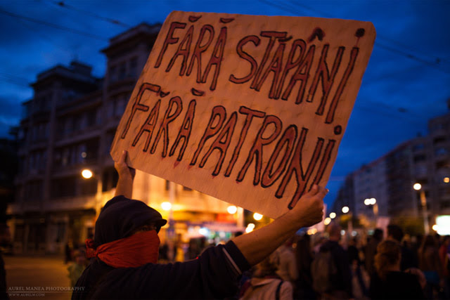 Un manifestante sujeta en Bucarest un cartel con el lema 'Sin amos ni patronos'. FOTO: AUREL MANEA
