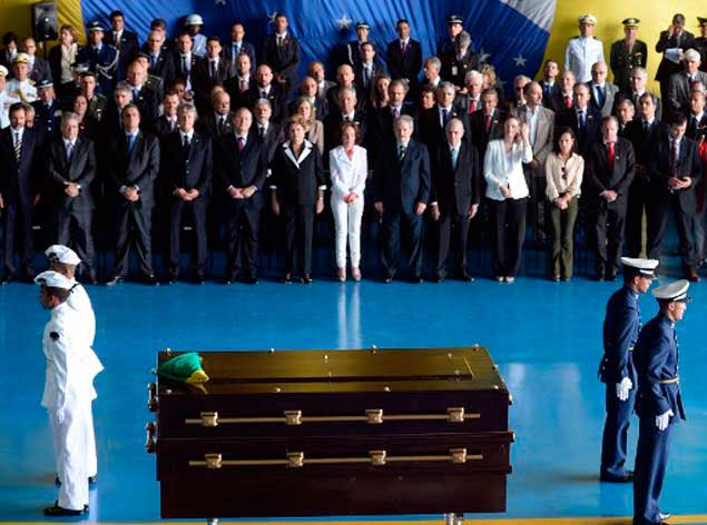 Joao-Goulart-recibe-honores-AFP