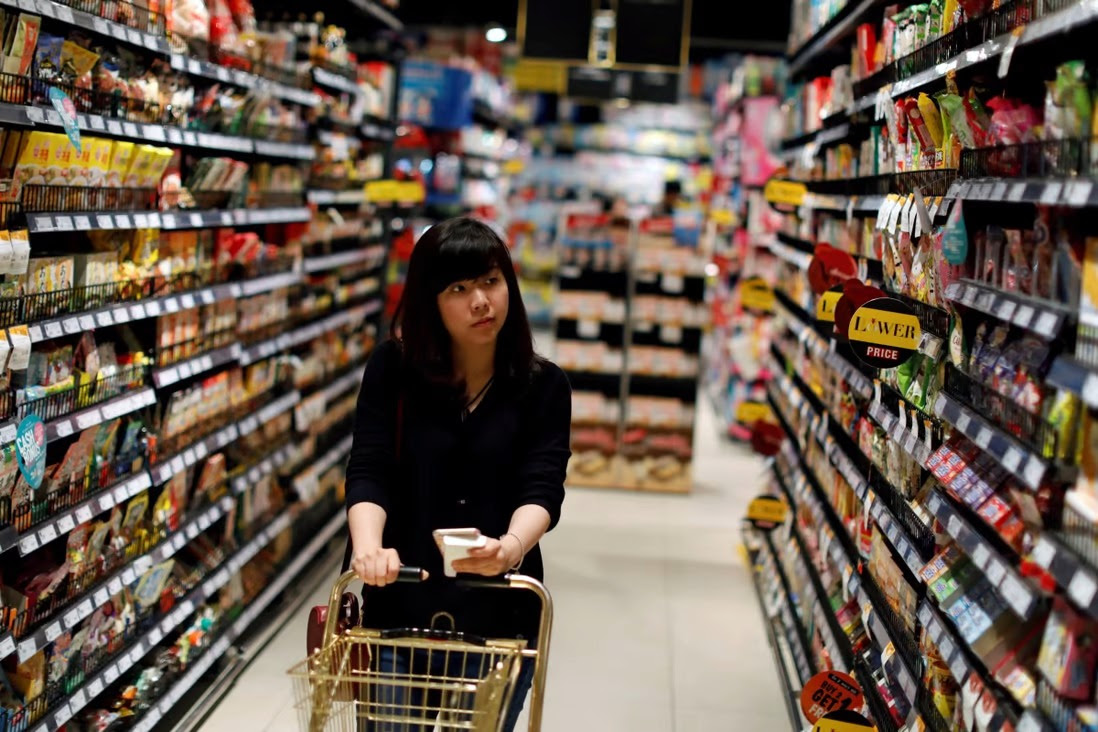 Một khách hàng đi siêu thị tại Bangkok. Ảnh: Reuters