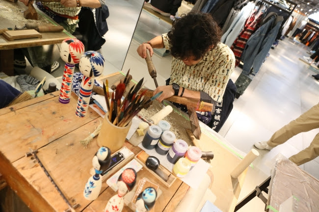 <仙台木地製作所>佐藤康広工人によるこけし制作の実演