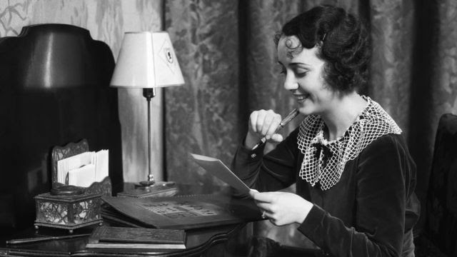 Mulher escreve carta, em meados do século 20