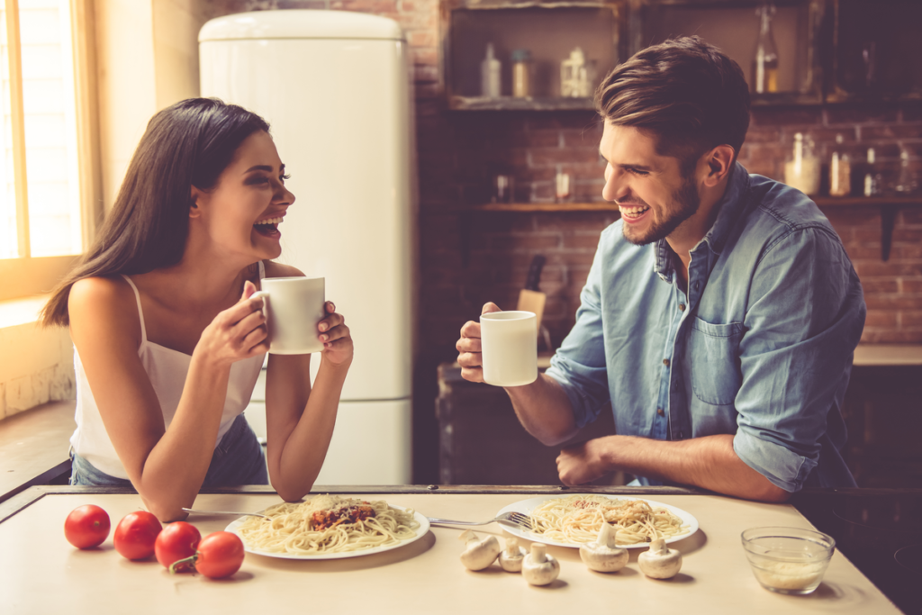 Casal comendo e dando o primeiro passo com alguém de quem gostam.