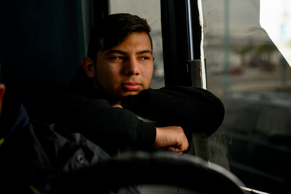 Brian Arturo Posada en el autobús que lo lleva a visitar a su amigo a un centro comercial en Mexicali, México
