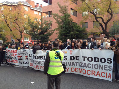 Imagen de de una de las pancartas con las que los manifestantes han recibido al ministro de Justicia, Alberto Ruiz-Gallardón, en Barcelona.