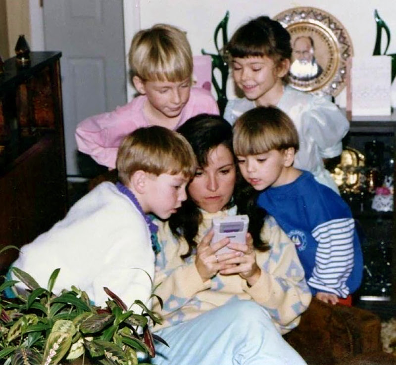 mother-playing-gameboy