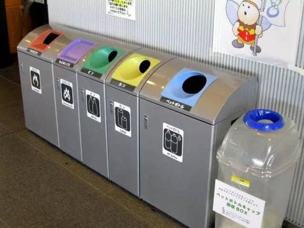 Thùng rác ở nơi công cộng của Nhật ít nhất được chia làm 3 loại, việc phân loại rác vô cùng kỹ lưỡng.