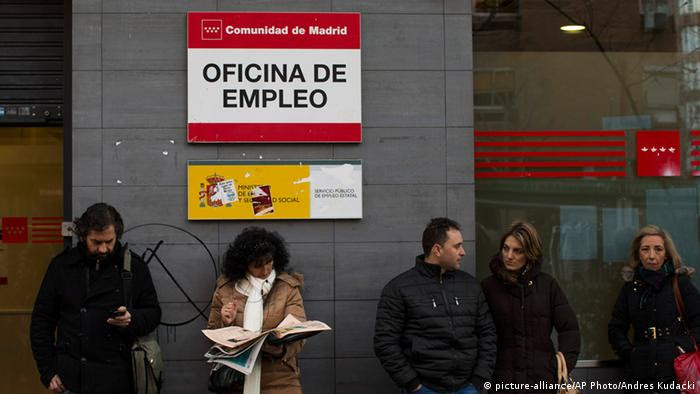 Fila de desemporegados em Madrid. Recessão na UE terá efeitos mais devastadores do que o previsto, segundo a Comissão Europeia 