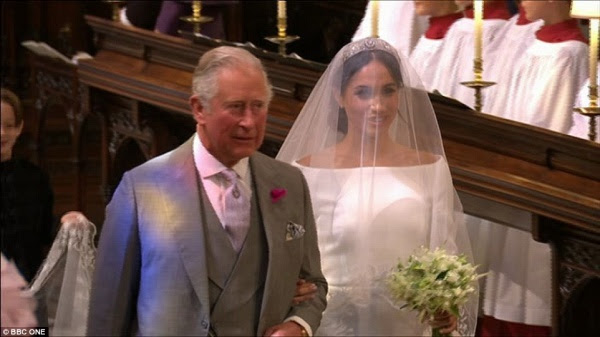 CÃ´ ÄÆ°á»£c ThÃ¡i tá»­ Charles, Support: Ms Markle delicately holds Prince Charles' arm as she walks towards the alter. This touching moment is all the more poignant after her own father was forced to drop out of the wedding earlier this week due to health problems    Read more: http://www.dailymail.co.uk/news/article-5747477/En-route-Prince-Harry-leaves-Coworth-Park-hotel-royal-Wedding.html#ixzz5FwjXslJ8  Follow us: @MailOnline on Twitter | DailyMail on Facebook