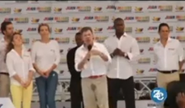 بالفيديو: الرئيس الكولومبي يتبول على نفسه في خطاب جماهيري .. ويواصل خطابه !