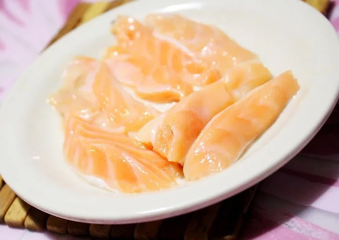 ilustrasi cara mengiris salmon untuk sushi