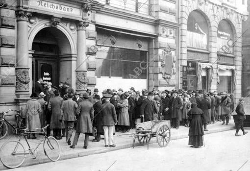 Los alemanes hacen cola en el Reichsbank para conseguir la nueva moneda-