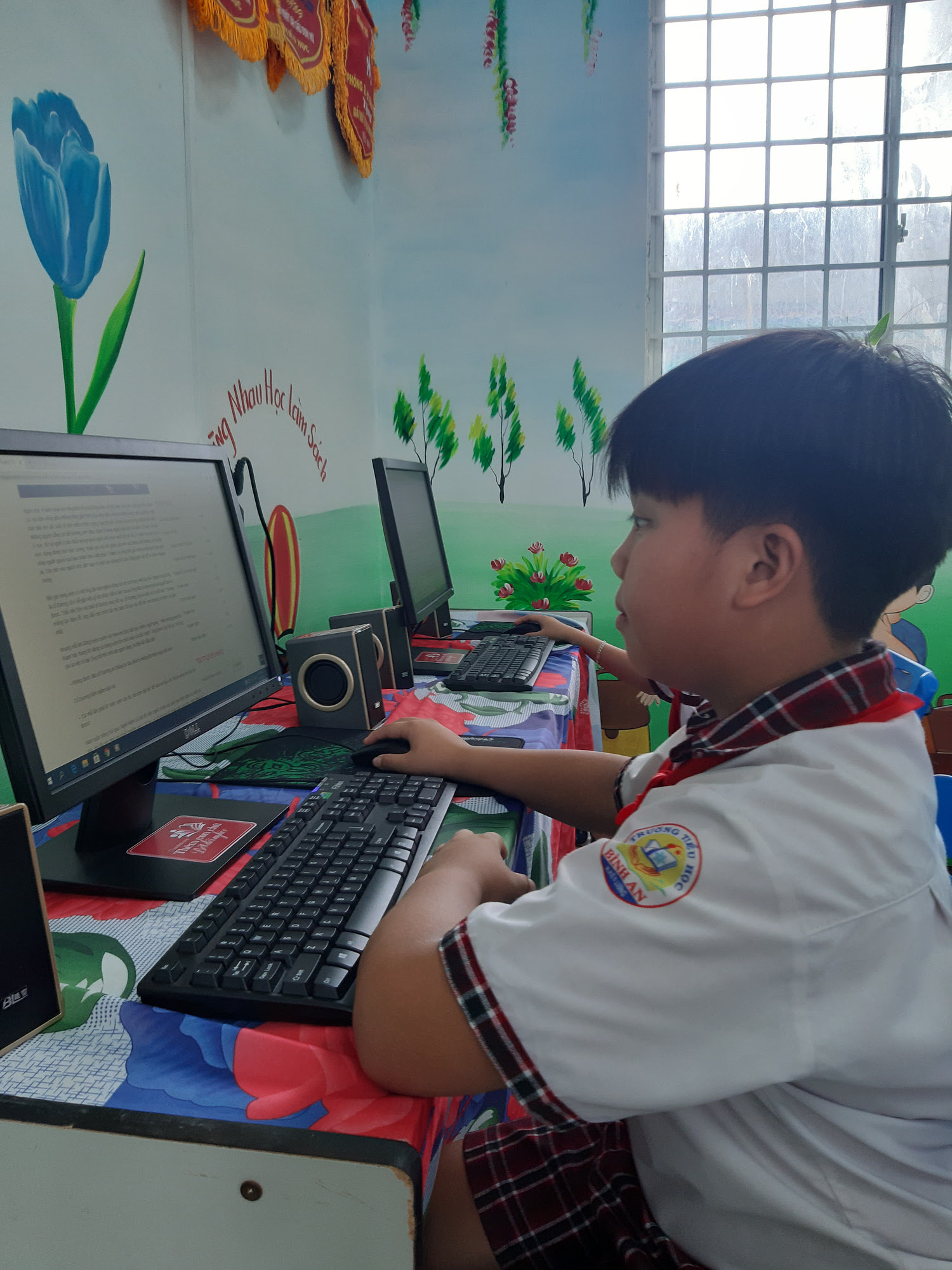 Agribank Kiên Giang trao tặng Tủ sách, thiết bị học tập với chủ đề &quot;Thêm con chữ, bớt đói nghèo&quot; - Ảnh 4.