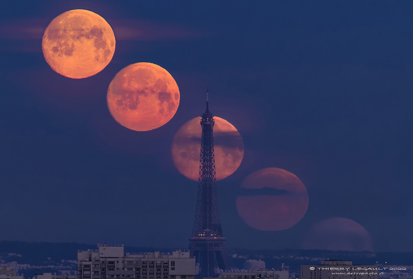 Mặt trăng phía sau tháp Eiffel vào ngày 15/4/2022. (Ảnh: Thierry Legault)