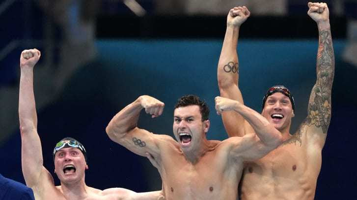 競泳男子４００メートルフリーリレーの米国チームの選手ら。２６日のレースで金メダルを獲得し、歓喜に沸く/Matthias Schrader/AP
