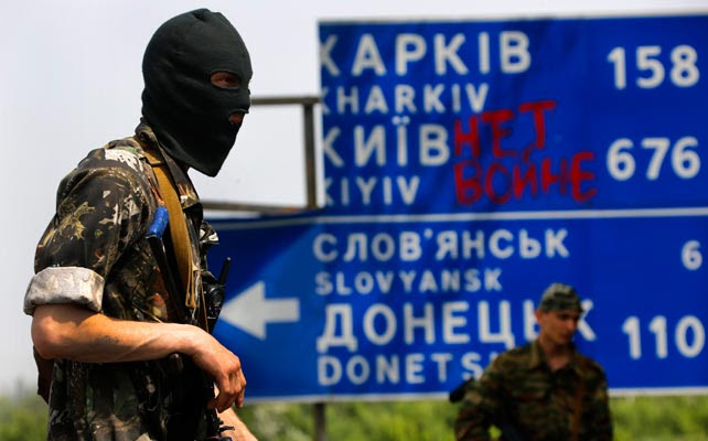 Milicianos prorrusos en un puesto de control en una carretera junto a la localidad de Semenivka.