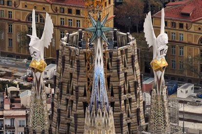 Vista aérea de la Sagrada Familia con las dos nuevas torres de los evangelistas Lucas y Marcos, en Barcelona.