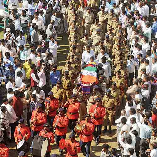 Sea of humanity joins the funeral procession of Namdeo Dhasal in Wadala on Thursday .