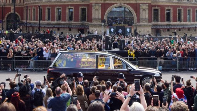 Multidões foram às ruas enquanto o carro fúnebre da Rainha passa