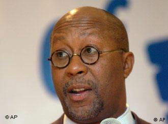 Former Dallas Mayor Ron Kirk addresses the meeting of the Association of State Democratic Chairs Saturday, Dec. 11, 2004, in Orlando, Fla. Kirk was one of seven men interested in the chairmanship that scheduled speeches Saturday before state party leaders, the largest block of voters among the nearly 450 party members who will elect the new chairman. (AP Photo/Orlando Sentinel, Ricardo Ramirez Buxeda)