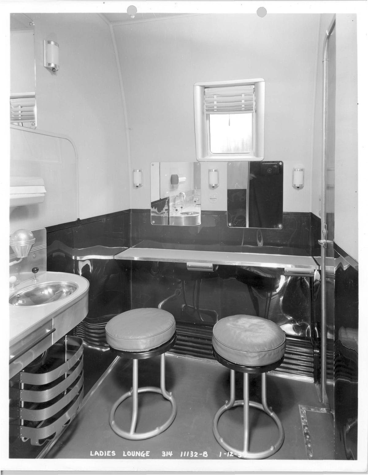 The                                                             ladies lounge                                                             had stools                                                             where female                                                             passengers                                                             could sit and                                                             do their                                                             makeup. 
