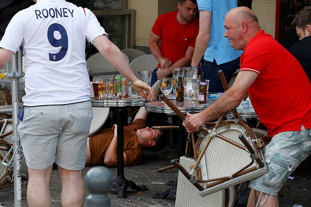 BÓNG ĐÁ-EURO-FANS / AN SOCCER-EURO-FANS/SECURITY