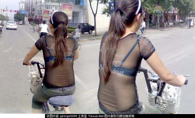 Dù đạp xe trên phố...