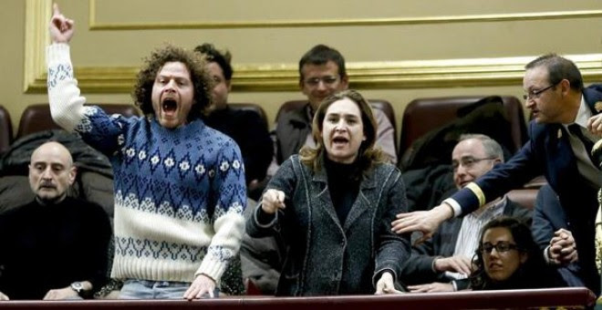 Iván Ramírez junto a Ada Colau durante una protesta en el Congreso contra la ley antidesahucios del PP- EFE