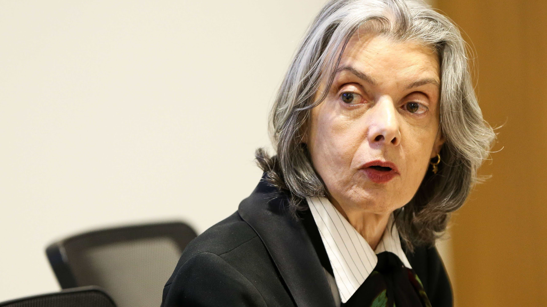 'Não compete a ninguém fazer dossiê', diz ministra Cármen Lúcia