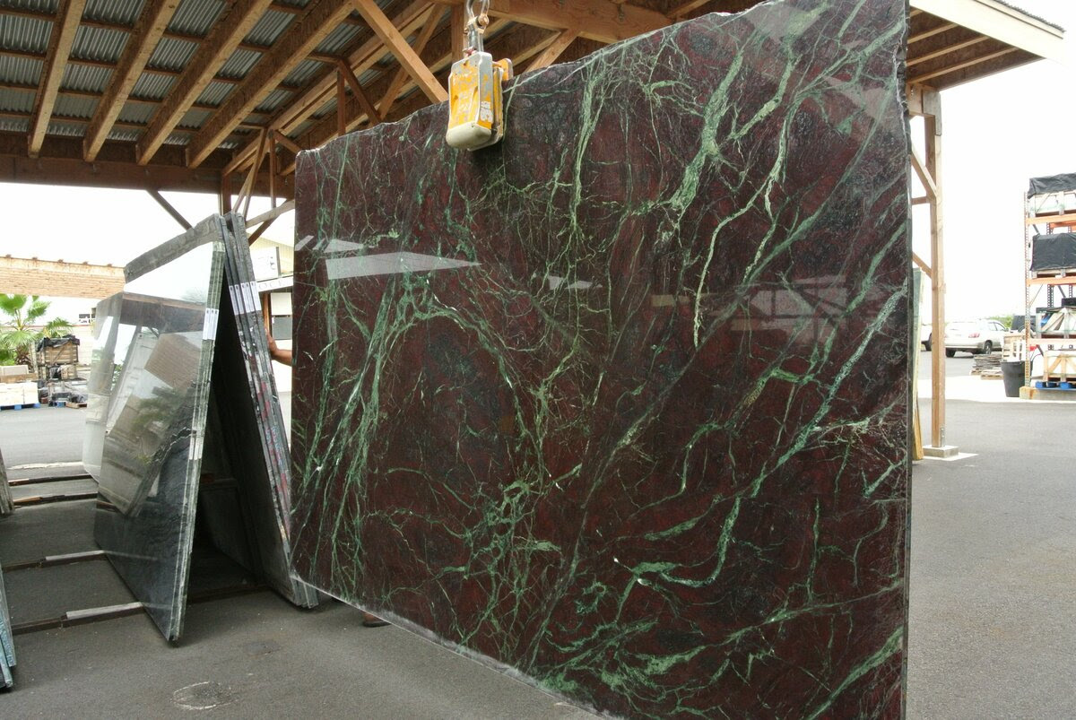 living-room-moulin-rouge-quartzite-slab-rocks-in-stock