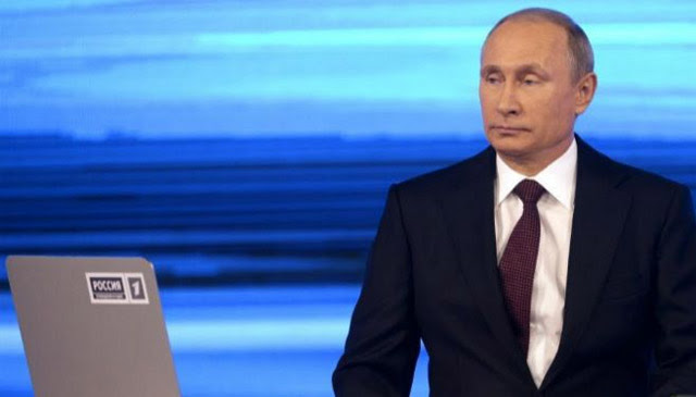 Putin, en el 'Línea Directa' anual en la que contesta por televisión a los ciudadanos. AFP
