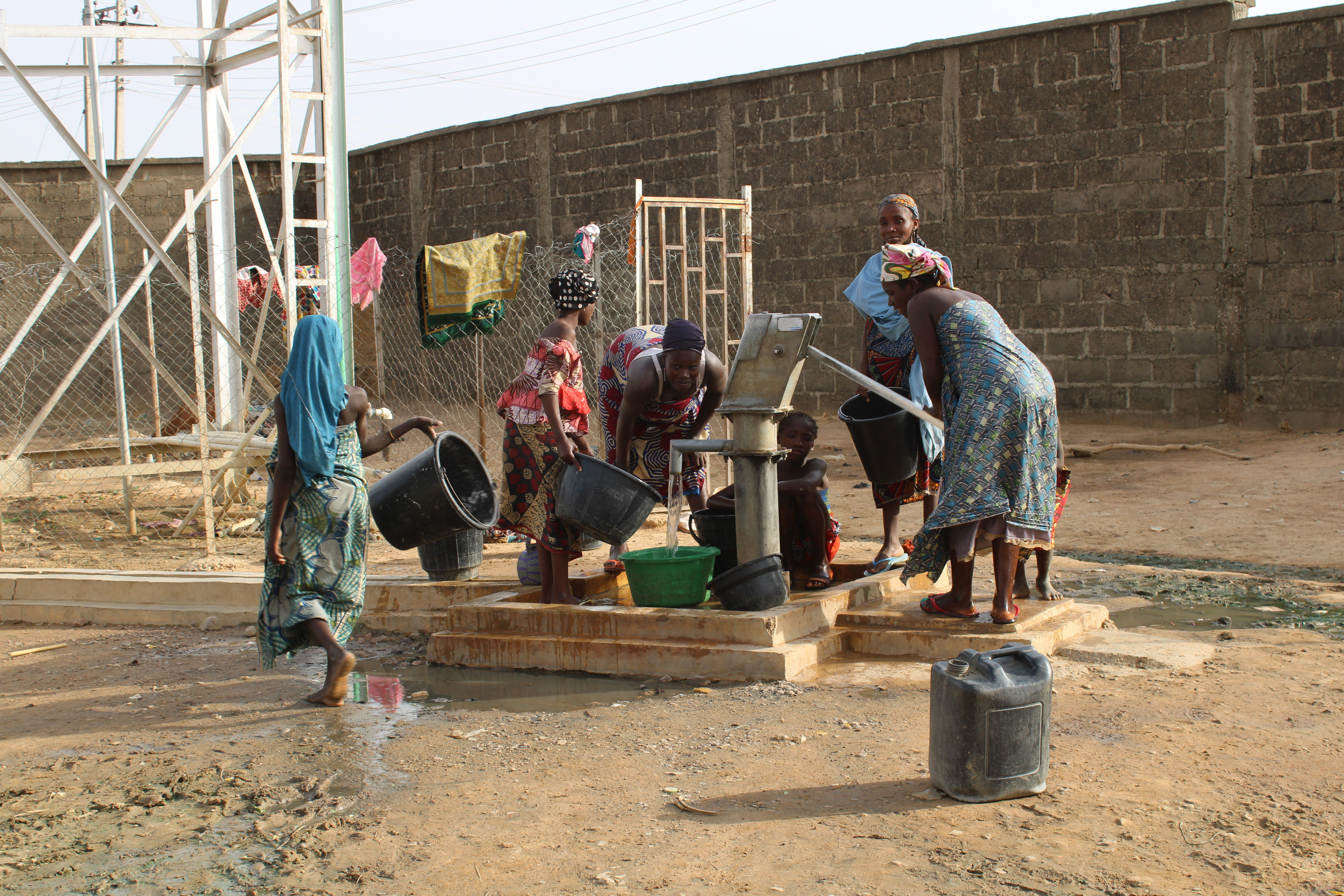 Mujeres recogiendo agua de uno de los pocos puntos de distribución que hay en el campamento de desplazados internos "Emir Palace". Créditos: MSF/Ghada Saafan 