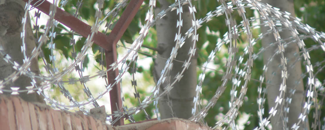 'New Concertina Wire' Fencing Around Closed Prison And Guard In Tower -  Ss-concertina-wire