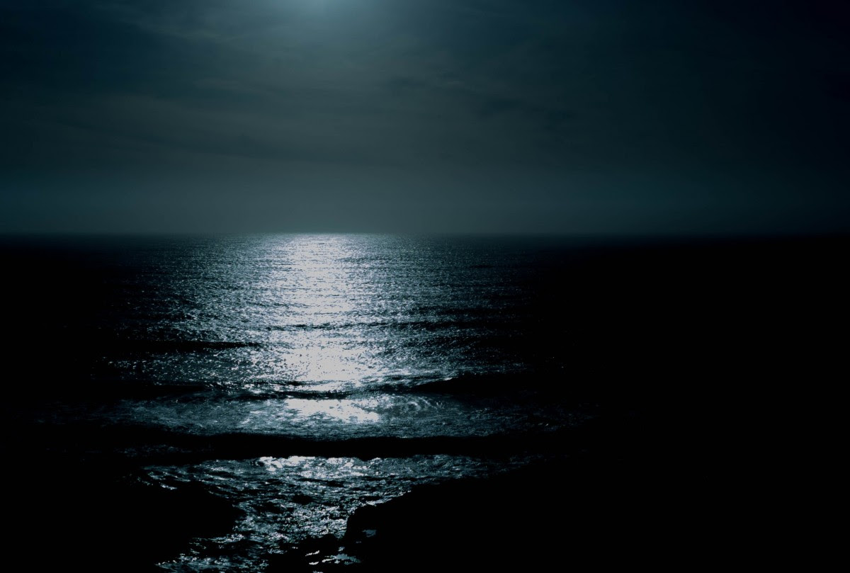 zee, water, oceaan, horizon, licht, wolk, zwart en wit, hemel, nacht, zonlicht, Golf, atmosfeer, schemer, reflectie, duisternis, maanlicht, leven, schoonheid, tafereel, zwart-wit fotografie, s nachts het strand, oceaan 's nachts, maan gloed