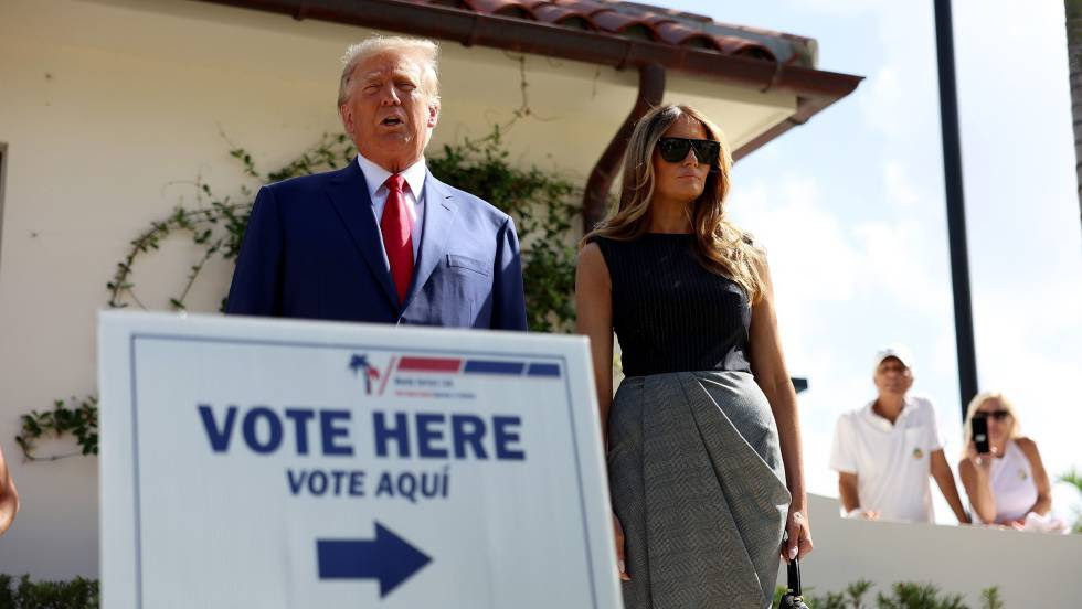 Donald Trump y su esposa, Melania, el martes en Palm Beach (Florida).