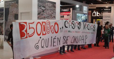 Manifestantes de la PAH protestando en el Salón Inmobiliario Internacional de Madrid / A.I