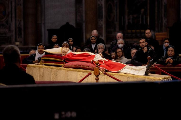 Benedict XVI lying in state in St. Peter's Basilica (Daniel Ibanez CNA/EWTN)