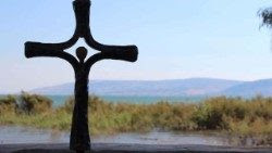 La croce in ferro battuto posta su un altare in pietra sulle rive del lago di Tiberiade, nel terreno del monastero benedettino di Tabgha,  divelta il 19 agosto.. (Foto G. Röwekamp  DVHL)