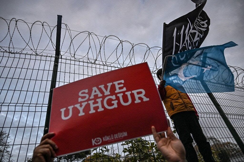 Une pancarte indiquant «Sauvez les Ouïghours» lors d'une manifestation devant le consulat de Chine à Istanbul, le 13 décembre 2019 . | Ozan Kose / AFP